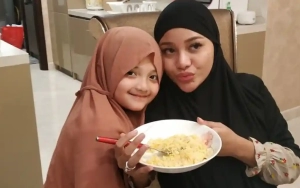 Jenguk Arsy Didampingi Atta Halilintar, Wajah Aurel Hermansyah Disebut Cantik Bersinar