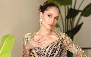 Gaun Terbuka Cinta Laura Ditata Lebih Simpel dari Model Asli