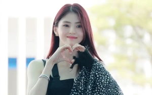 Han So Hee Lapor Aktivitas Baru, Aksi Random di Jalanan Habis Hujan Curi Fokus