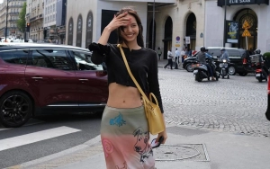 Terlihat Kece Pakai Sandal Jeli, Style Lisa Malah Jadi Perdebatan
