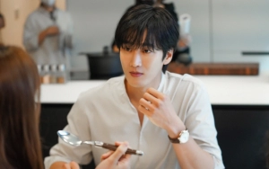 Tingkah Ahn Bo Hyun Baca Naskah 'Yumi's Cells' Dari Tangan Staf Tuai Kontroversi