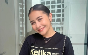Prilly Latuconsina Bak Ratu Negeri Dongeng Pakai Gaun Daur Ulang Sampah di JFC 2023