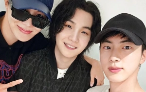 Suga BTS Nangis Sesenggukan di Konser, Jin dan J-Hope Beri Dukungan
