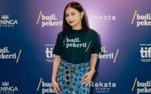 Adab Prilly Latuconsina Bersihkan Sampah Sendirian di Jember Fashion Carnaval Bikin Salut