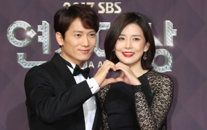 Foto Keluarga Perdana, Ji Sung dan Lee Bo Young Pose Uwu Bareng Anak-Anak