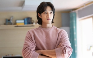 Staf Berebut Bela Ahn Bo Hyun Soal Kontroversi Minta Staf Wanita Pegangi Naskah 'Yumi's Cells'