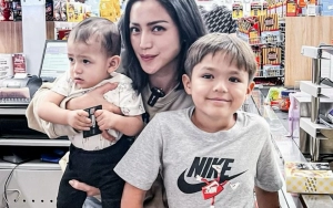 El Barack Anak Jessica Iskandar Punya Cara Unik Makan Jajanan Pinggir Jalan