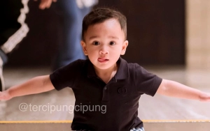 Rayyanza Latihan Bareng Sepupu Jelang Lomba 17 Agustus, Hiasan Bendera Beda Sendiri Bak Bos Geng