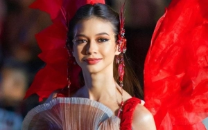 Jadi Princess Phoenix, Yuki Kato Slay Pakai Heels Lancip Saat Naik Forklift