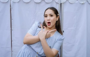 Pakai Busana Tabrak Warna, Potret Nagita Slavina Pose di Jalanan Justru Dipuji Estetik Abis