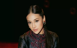 Anya Geraldine Pose di Atas Ranjang, Gaya Busana Hingga Rambut Curi Perhatian