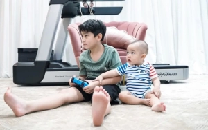 Rafathar & Rayyanza Pakai Sepatu Couple Bak Brother Goals, Damagenya Gak Ada Obat