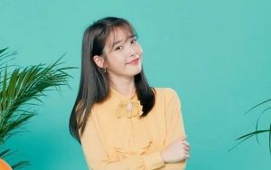 IU Kejutkan Fans Di Acara Pameran Peringatan Debutnya Ke-15 Dengan Kostum Marshmallow