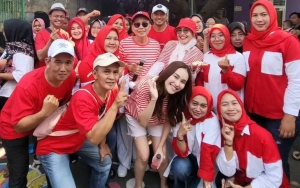 Ayu Ting Ting Dihadiahi Celana Dalam di Lomba HUT RI Tangkap Belut, Reaksinya Kocak