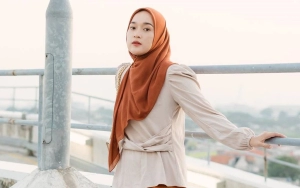 Ririe Fairus Eks Ayus Sabyan Kibarkan Bendera Merah Putih di Udara Sambut HUT RI ke-78