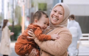 Sus Rini Dicandid Saat Ketiduran Bareng Rayyanza, Momen Bonding Bak Ibu Sejati