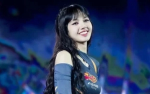 Stylist Lisa Bikin Geram Fans Kembali Modif Kostum Sang Idola Terlalu Terbuka Di Konser