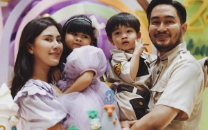 Syahnaz dan Jeje Adu Romantis Di Photoshoot Keluarga Terbaru Usai Rendy-Lady Rujuk