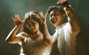 Pakai 2 Look, Gaun Malam Seksi Bella Bonita Di Acara Resepsi Paling Disorot