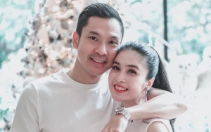 Diajak Sandra Dewi Foto, Ekspresi Malas Harvey Moeis Tak Terduga