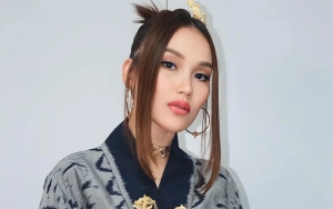 Video Ayu Ting Ting Berbagi Uang ke Anak-anak Kecil Tuai Sorotan Gegara Alasannya yang Tak Terduga