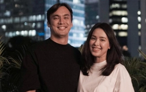 Gerakan Satset Rendy Kjaernett Benahi Outfit Lady Nayoan di Tengah Wawancara Bikin Salfok