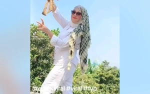 Mantan Kembang Desa, Ibu Indah Permatasari Pakai Dress Pink Ala Barbie Jadi Buah Bibir