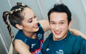 Cinta Laura Bikin Konten Ala Liburan Magic, Genggaman Tangan Arya Vasco Bikin Salfok