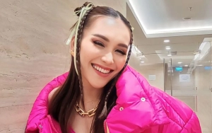 Ayu Ting Ting Ikut Turun Tangan Ngecat Jalan, Hasilnya Estetik Abis!