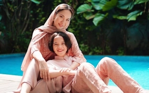 Jadi Bestie Anak, BCL Temani Noah Sinclair Nonton Pertandingan Basket