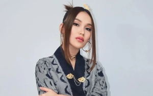 Penampilan Ayu Ting Ting Bikin Salfok Kala Kabarkan Orangtua Berangkat Umrah