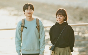 Suho EXO Akui Hampir Jatuh Cinta ke Han Ji Min di Lokasi 'Behind Your Touch'