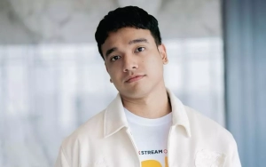 Jadi Kuli Bangunan, Gaya Fadly Faisal Pakai Kaos Kutungan Malah Bikin Fans Keranjingan
