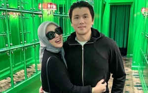 Syahrini Pamer Dipeluk-Dicium Reino Barack Bak Saingi Luna Maya dan Maxime Bouttier