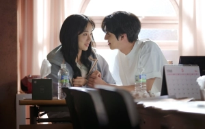 Cara Ahn Hyo Seop Tatap Jeon Yeo Bin di Balik Layar 'A Time Called You' Jadi Bahan Gosip
