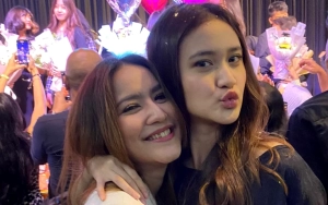 Akur dengan Deswita, Eks Istri Ferry Maryadi Pamer Body Goals Bareng Sang Putri Bak Kakak Adik