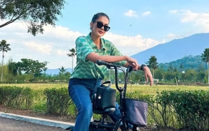 Busana Paula Verhoeven di Ultah Luna Maya Jadi Perbincangan