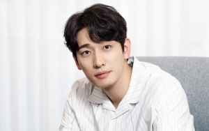 Sah, Yoon Park Tak Bisa Alihkan Pandangan Dari Istri Kala Sapa Tamu Pernikahan