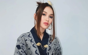 Ayu Ting Ting Bela Ibu Usai Umi Khalsum Dikritik Gara-Gara Live Saat Umrah