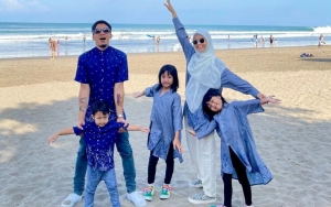 Desta dan Natasha Rizki Kompak Antar Anak Rekreasi, Muka Cemas Jadi Sorotan