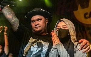 Drama Pertemuan Inara Rusli Dengan Ibu & Kakak Virgoun Di Sidang, Sempat Salaman