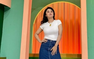 Bawakan Lagu 'Rungkad', Gaya Busana Dewi Perssik Ramai Jadi Gunjingan