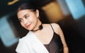 Prilly Latuconsina Tampil Memukau Pakai Dress Terbuka di Red Carpet TIFF 2023
