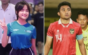 Fuji An Diduga Temani Kapten Timnas Asnawi Saat Tanding, Jadian?