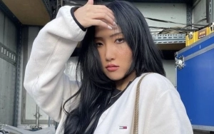 Beda Dari yang Lain, Hwasa Pakai Seragam yang Dimodif Bak Atasan Bikini di 'Knowing Bros'