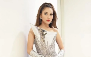 Kerap Dikritik, Outfit Ayu Ting Ting Kala Manggung Di Acara Menteri Kantongi Reaksi Beda