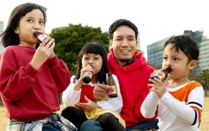 Antar Anak Sekolah, Desta Dibikin Ngakak Oleh Putri Cantik Gegara Hal Tak Terduga