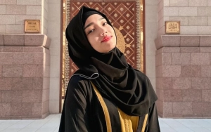 Diejek Kalah dari Aaliyah Massaid, Fuji An Pamer Adab Berkelas Saat Hadapi Hate Comment Selama Umrah