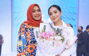 Biasa Elegan Berkelas, Aksi Random Ibu Nagita Slavina Bertopi Ember Cucian Bikin Ngakak