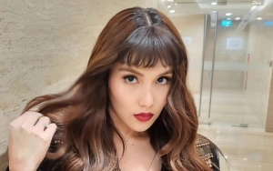 Ayu Ting Ting Ditatap Tajam Nenek-nenek Saat Usung Fashion Airport Ala Member BTS